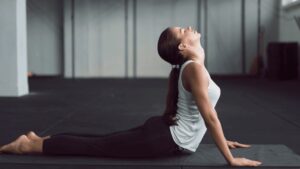 Vinyasa yoga thuis of op kantoor