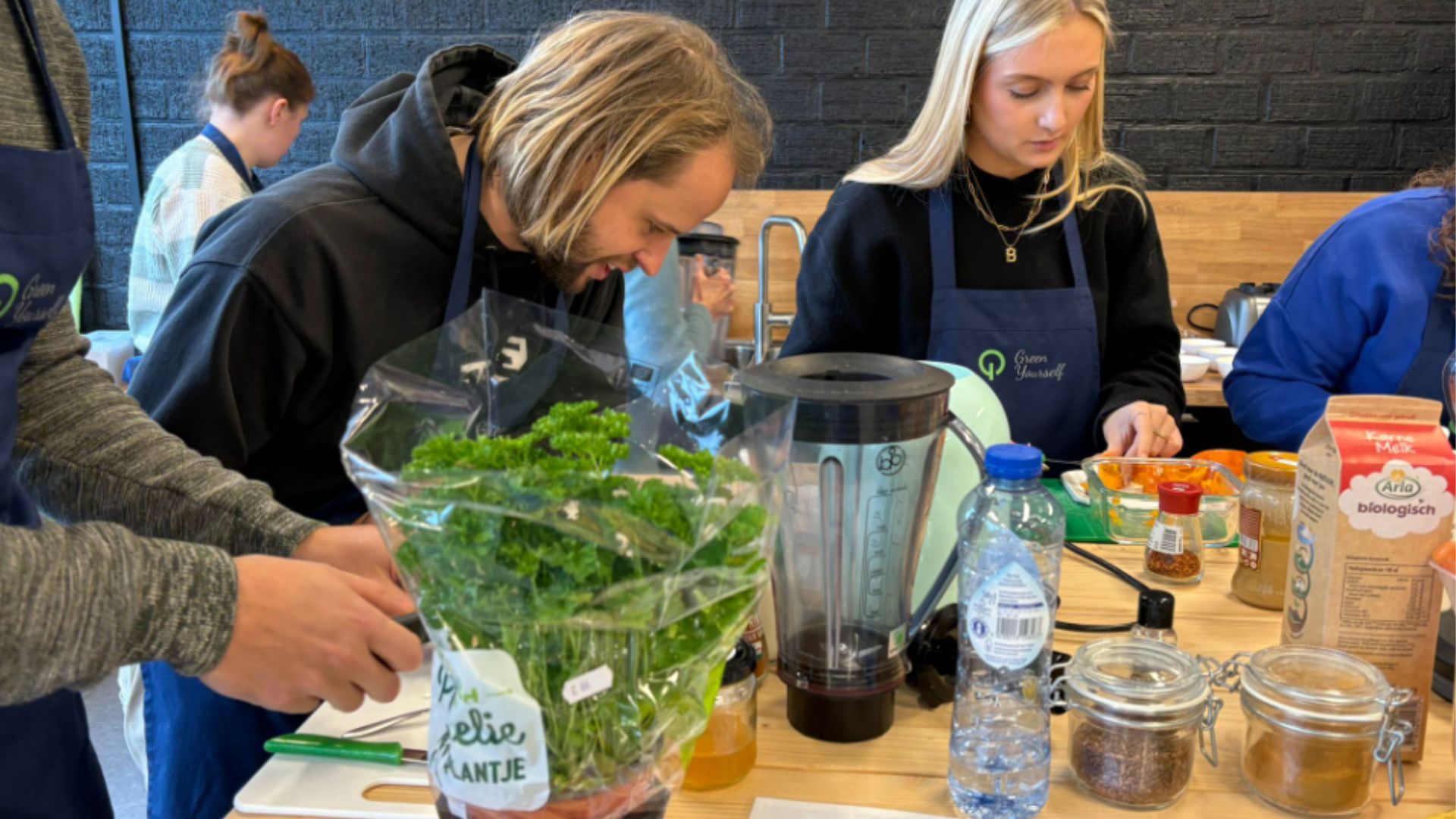 Gezonde lunch maken met collega's